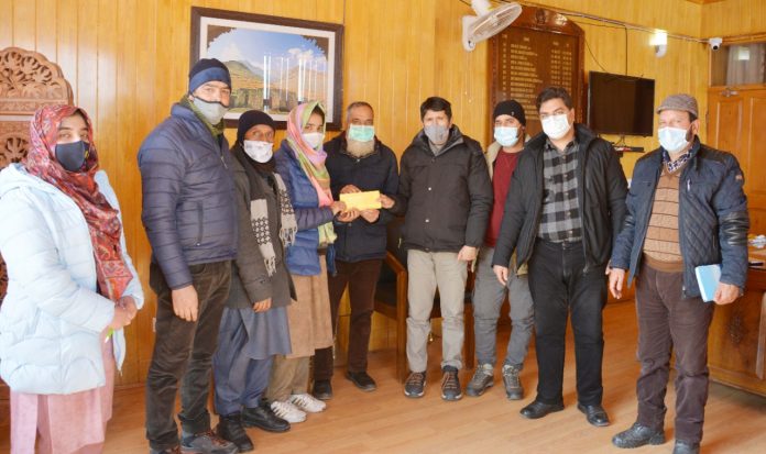 District Administration, Shopian felicitates NEET Qualifier-31