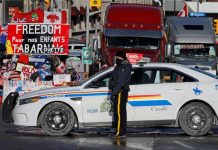 Police warn truckers to leave Ottawa