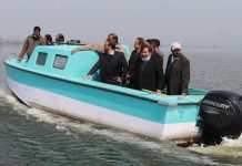 Dheeraj Gupta visits Dal, Nigeen lakes; Inspects progress on de-weeding, cleanliness works