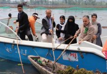 ATHWAS: Director School Education initiates cleanliness drive of Dal Lake on 14th day