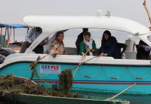 ATHWAAS: Deputy Accountant General (Audit) initiates cleanliness drive of Dal Lake on 4th day