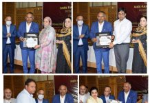 Div Com Kashmir felicitates Doctor, Paramedics for exemplary work during Covid-19 pandemic
