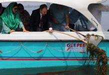 VC, IUST participates in deweeding of Dal Lake