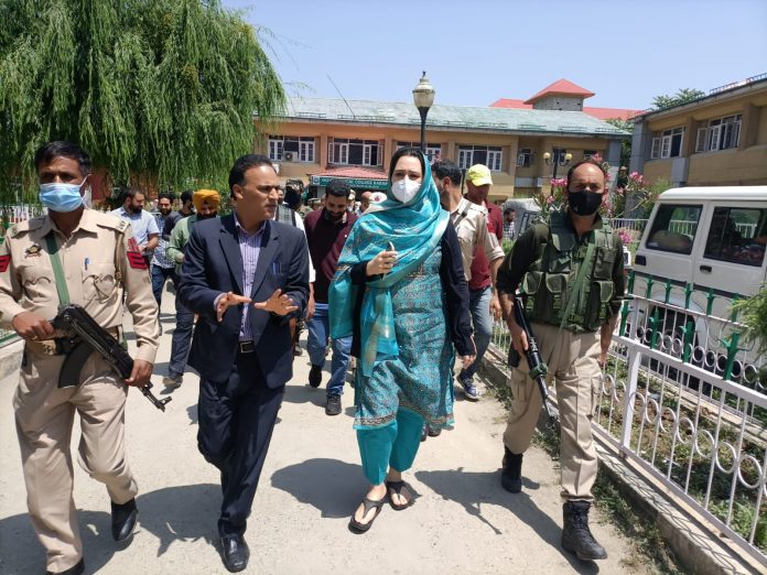DC Baramulla visits GMC, finalizes arrangements for Mega Health Camp 10-