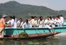 ATHWAAS: Delegation of doctors from A.P participate in Dal cleanliness drive