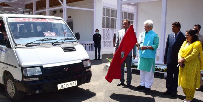 Lt Governor Flags off a batch of students from SKUAST-Kashmir on a study tour to Kansas State University, USA (1)