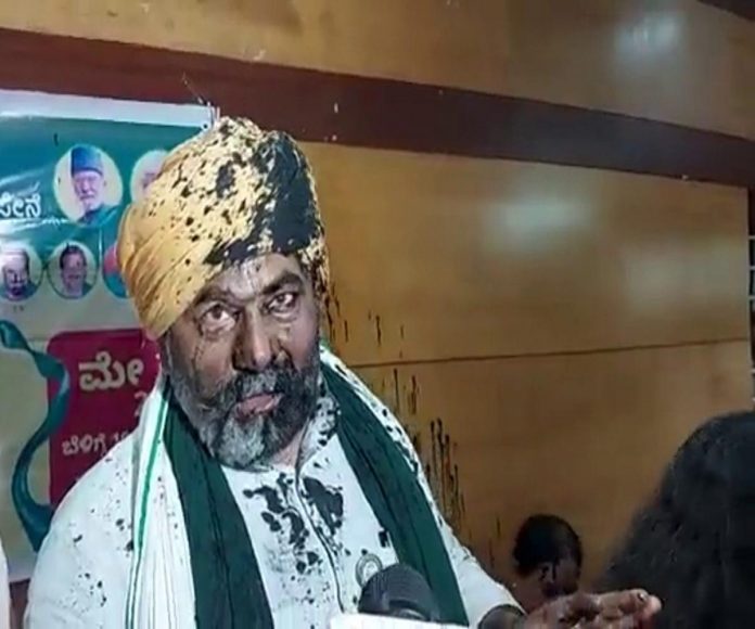 Rakesh_Tikait_ink_Attack_bengaluru_1200_30052022