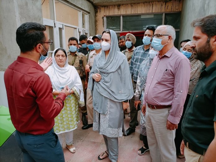 'la pays surprise Visit to CHC Pattan,Interacts with Patients attendents