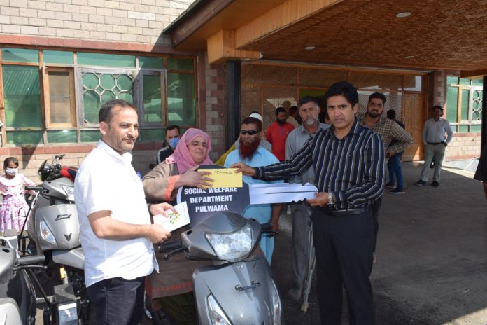DDC Pulwama provided 18 Motorized Tricycles among Specially abled Persons