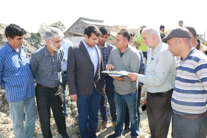 DC Srinagar inspects ongoing works of 60 MLD In-fall Pumping Station, 800-metre-long drain and footpath along Ali Jan Road