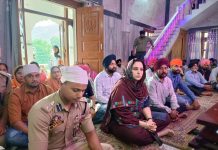 DC Baramulla visits Gurduwara Chattipadshai; extends greetings to Sikh community