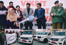 Prabhari officer, DC distribute Commercial Vehicles amongst beneficiaries of Mumkin scheme in Budgam