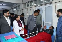 Div Com, DC Srinagar Visit SMHS, Ujala Hospitals; enquire about well-being of injured persons