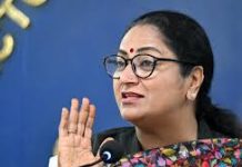 ‘Measuring pollution with a thermometer’: AAP makes fun of Rekha Gupta